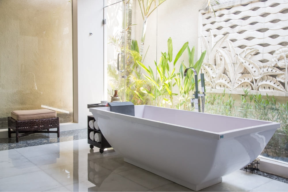 baignoire dans appartement de luxe